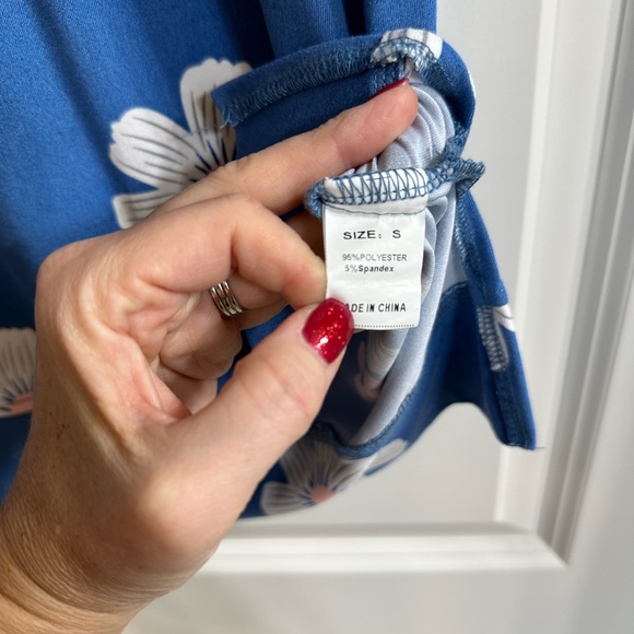 Blue Sleeveless Top with flowers - Picture 6 of 7